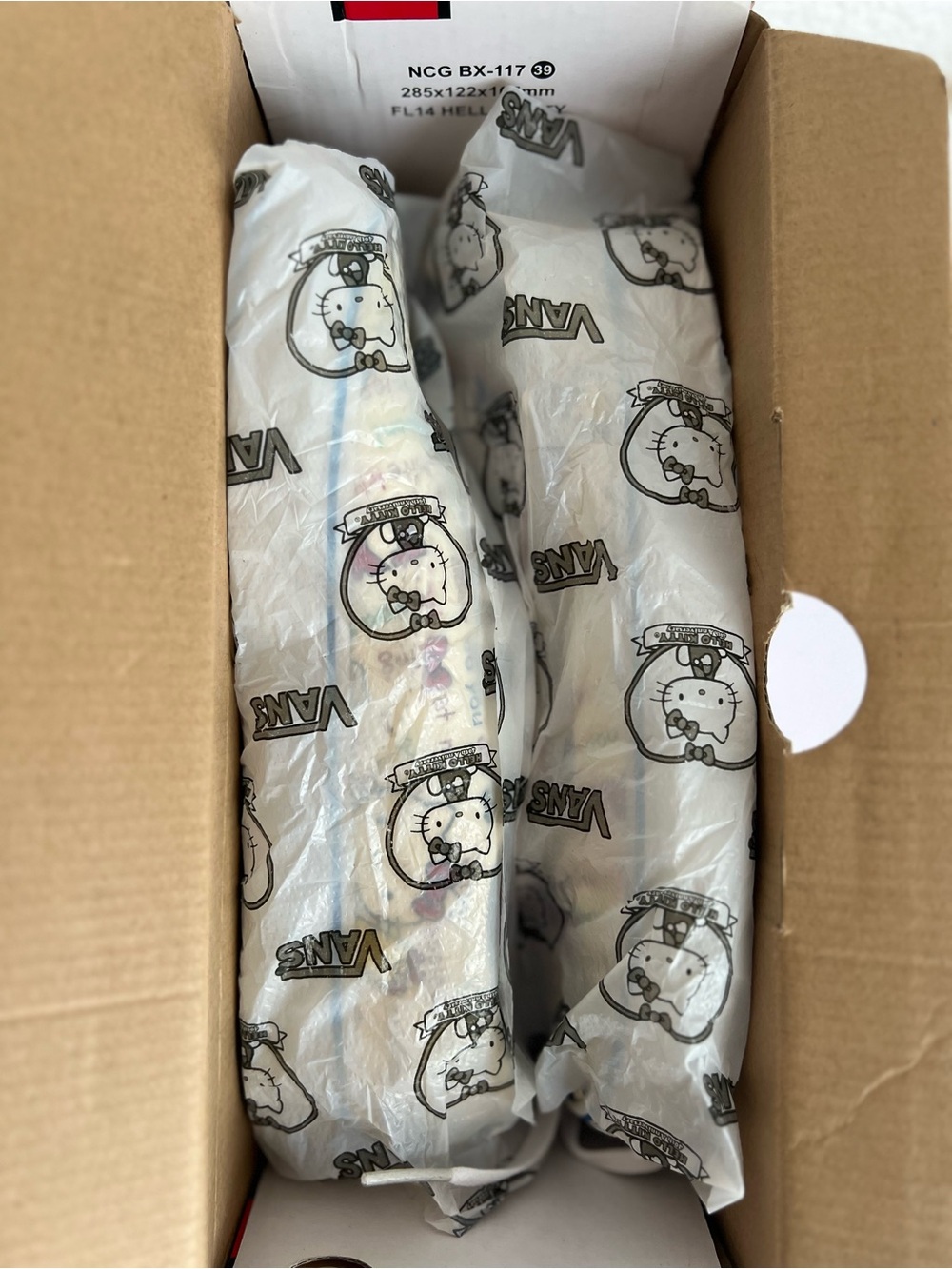 Hello Kitty x Vans 40th Anniversary Special Edition/ 2014 - Picture 14 of 16